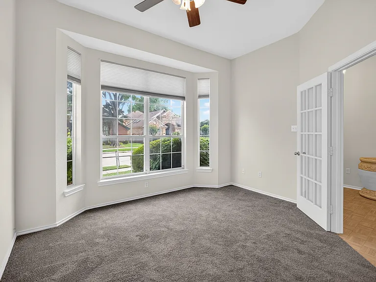 1009 McCoy Dr — Photo 3