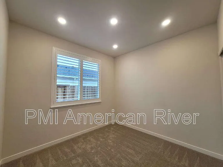 5033 Rialto Dr — Photo 9