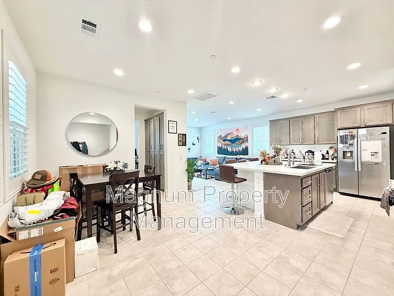 4 bed, 3.0 bath, 2001 sqft, $3,849 — Photo 4