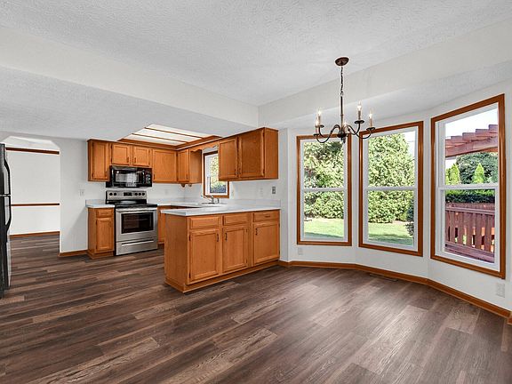 3rd image of 11217 Wyndham Cir NW