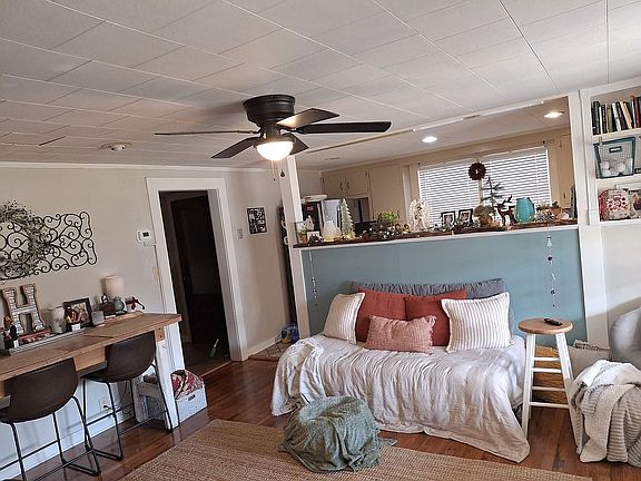 3rd image of 515 Bailey St