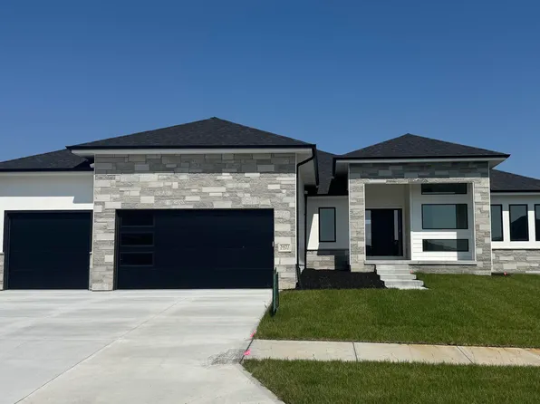 5431 N 212th St, Elkhorn, NE 68022