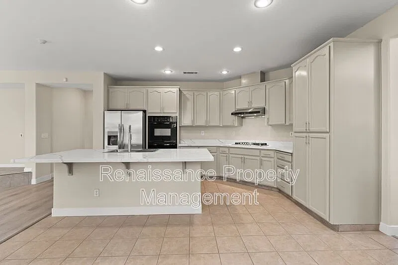 5 bed, 3.0 bath, 2836 sqft, $2,900 — Photo 2