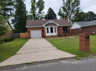 208 Fair Oaks Dr, Fayetteville, NC 28311