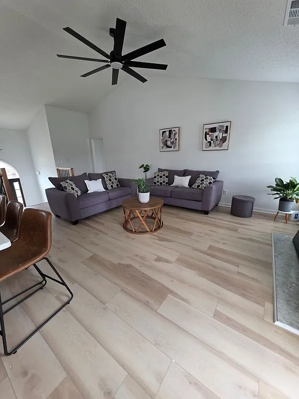 5 bed, 3.0 bath, 2268 sqft, $4,250 — Photo 3