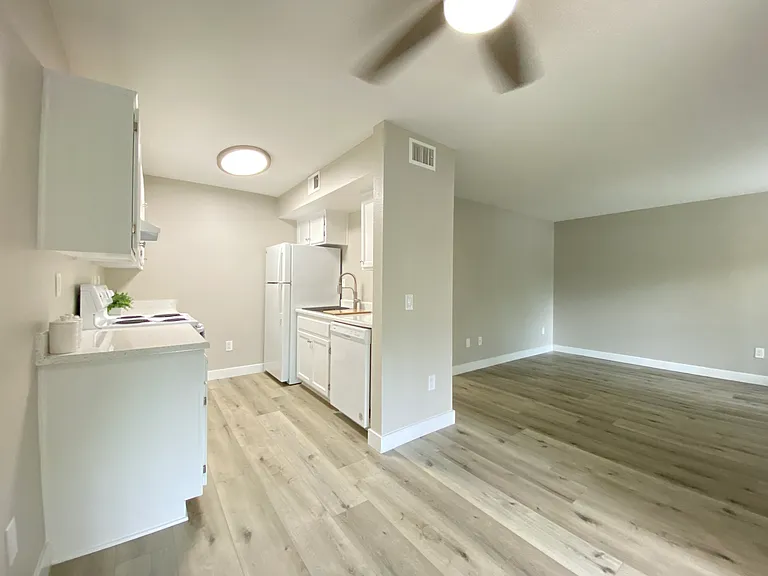 Sunny Creek Apartments — Photo 10
