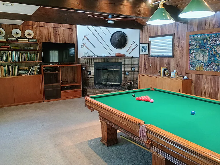 Recreation Room (TV, Fireplace and Snooker Table)