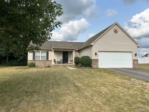 8074 Bradbury Ln, Grand Blanc, MI 48439