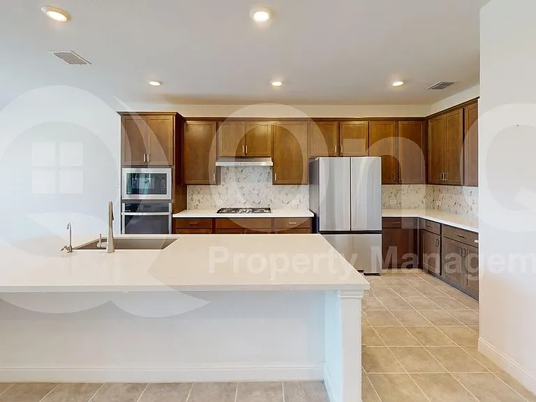 112 Baker St — Photo 6