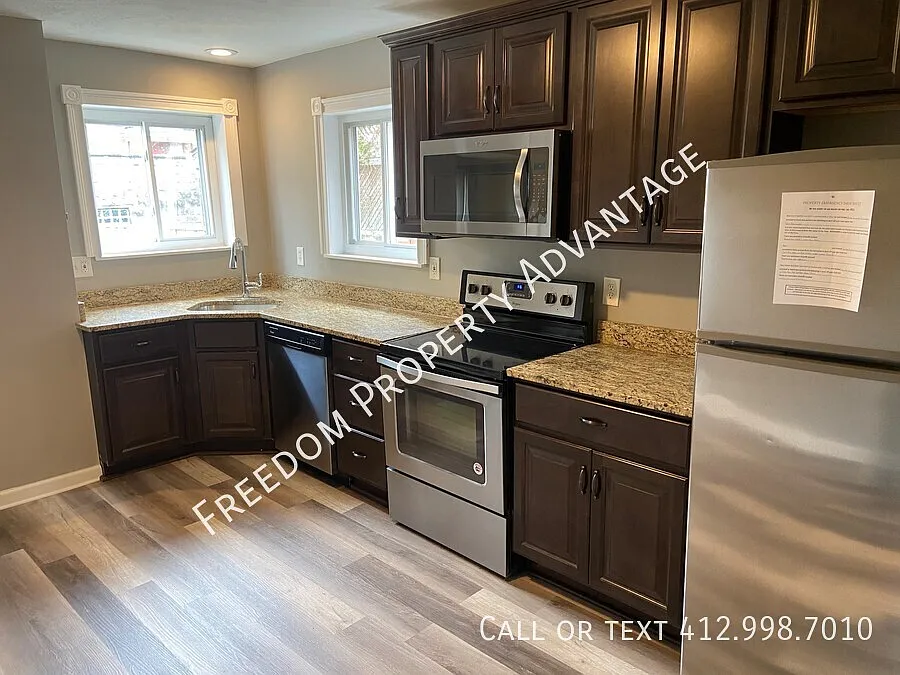 2325 Sarah St U1- South Side — Photo 2