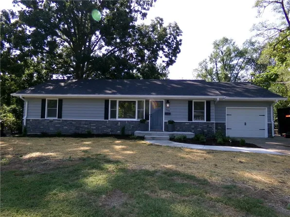 Highland St, Sweet Springs, MO 65351