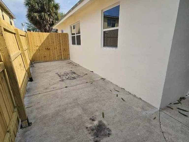 1023 N Tamarind Ave — Photo 13