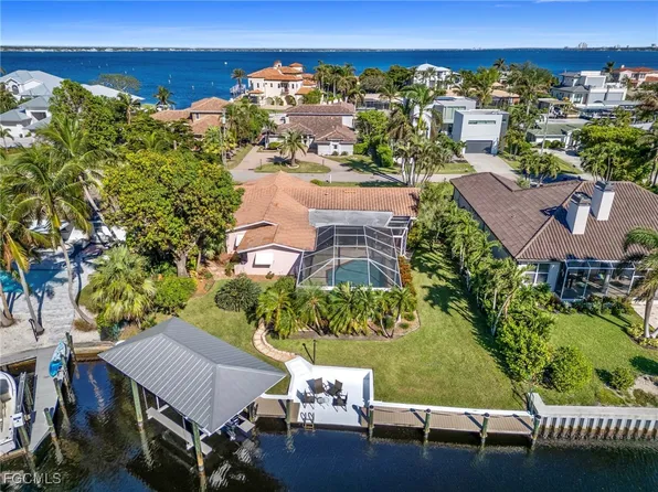 392 Snow Dr, Fort Myers, FL 33919