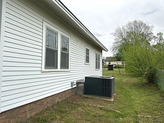 4th image of 913 S Poplar St