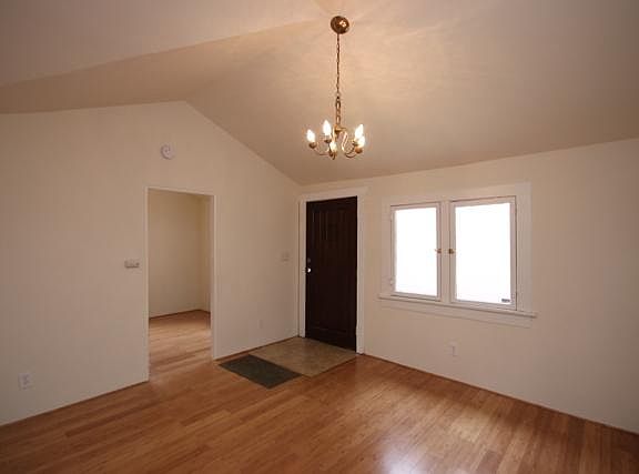 3rd image of 118 S Grand Oaks Ave