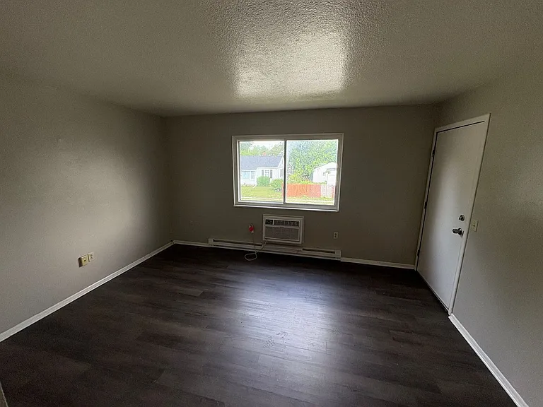 880 Wright Avenue — Photo 5