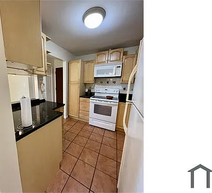 16W520 Lake Dr #207 — Photo 4