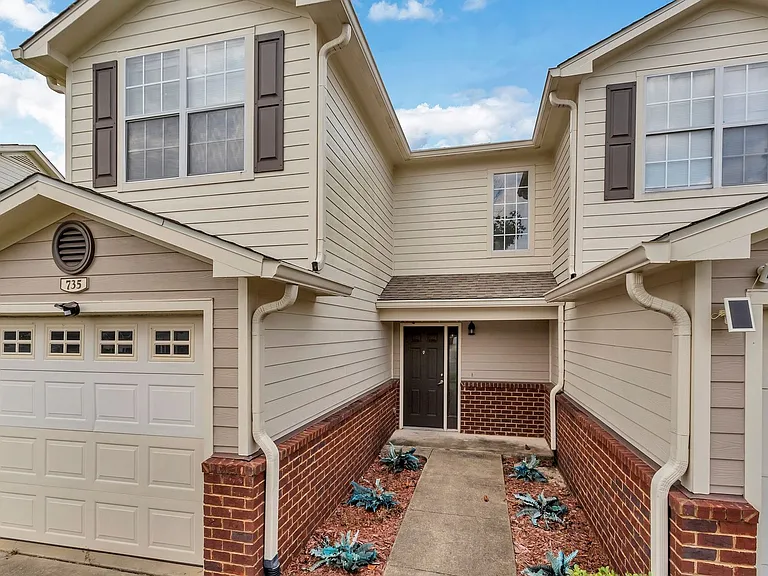735 Majestic Dr — Photo 2