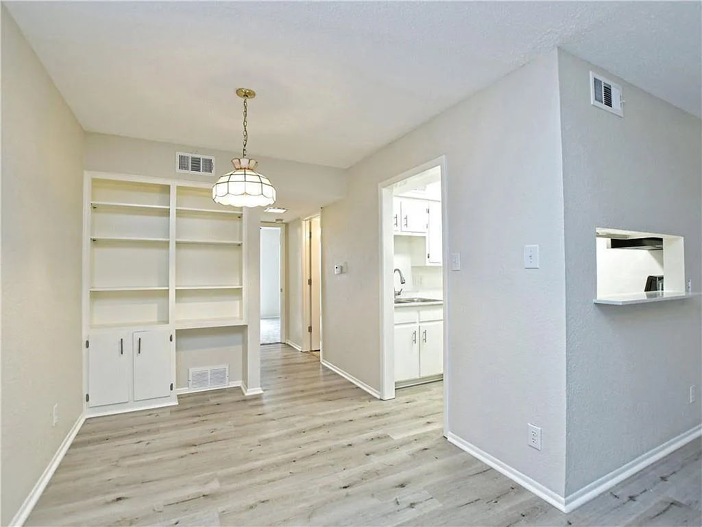 2425 Ashdale Dr — Photo 3
