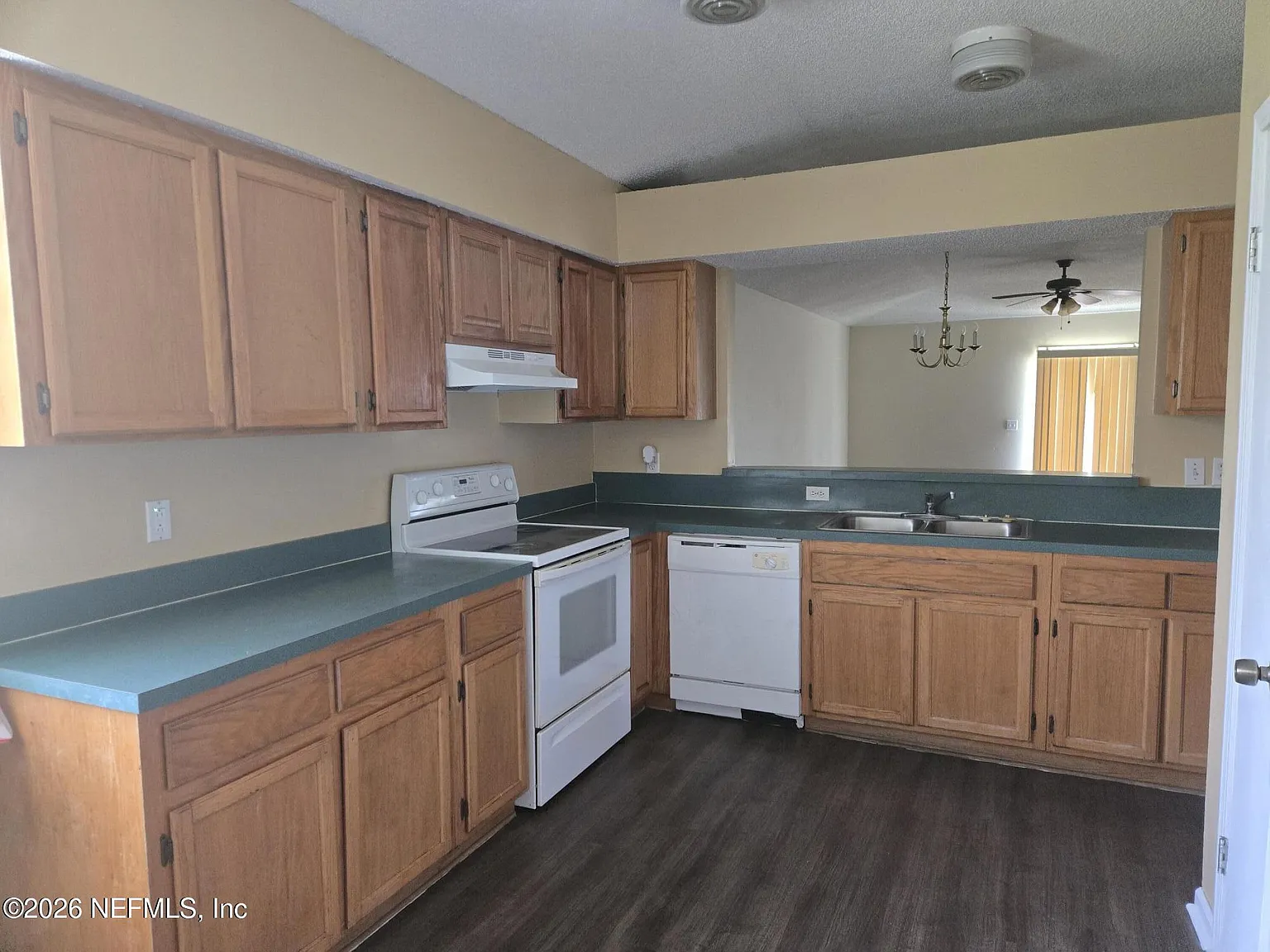 3 bed, 2.0 bath, 1728 sqft, $1,690 — Photo 3