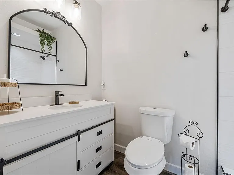 1411 E Henry Ave — Photo 18