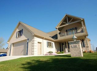 728 Riverside Dr, Suamico, WI 54173