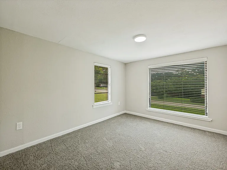 2408 Jennings Ave — Photo 6
