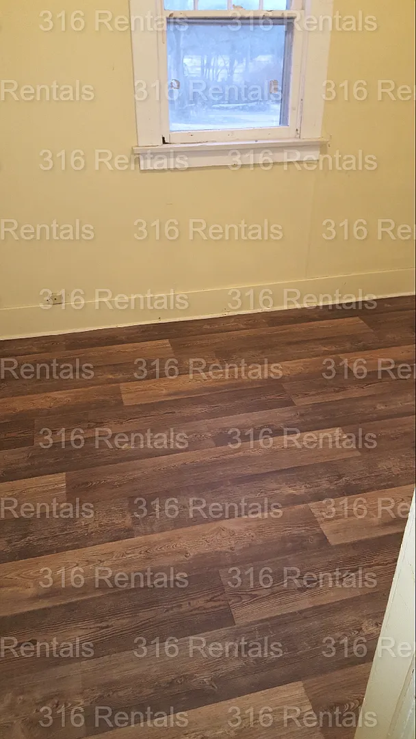 $775 - 2 bed 1 bath - Single Family Home — Photo 2