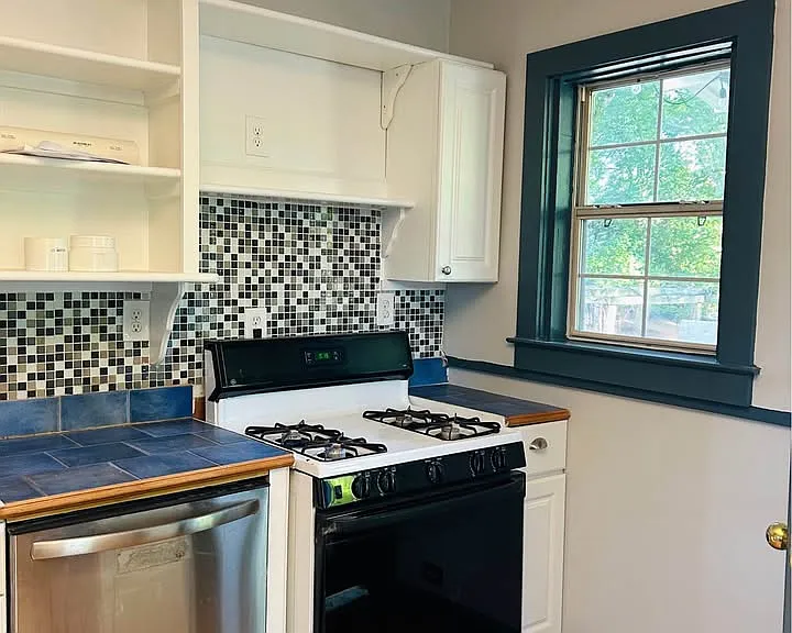 Kitchen - includes all major appliances (Stove/oven, dishwasher, refrigerator)