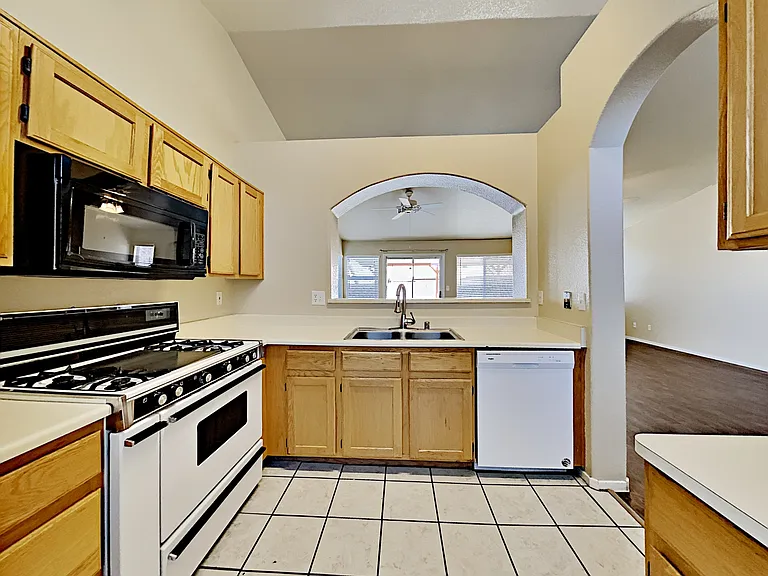 918 Blue Arroyo Dr — Photo 2