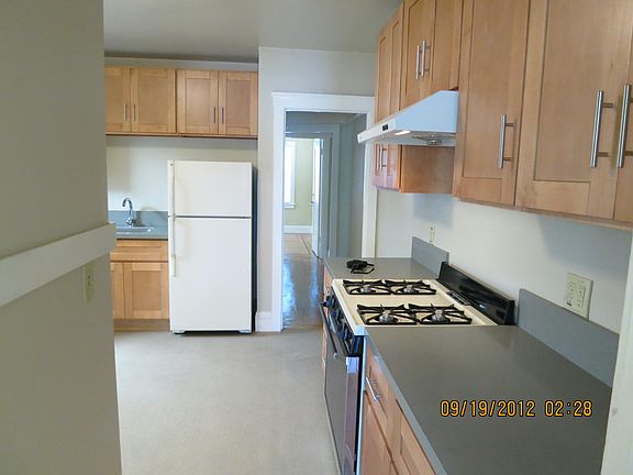 Entry to Kitchen from Liv Rm