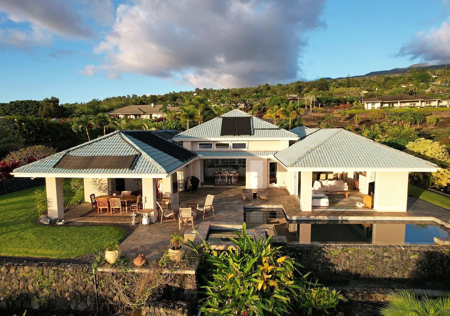 Panoramic Oceanview Retreat with Infinity Pool in Kona Hills — Photo 2