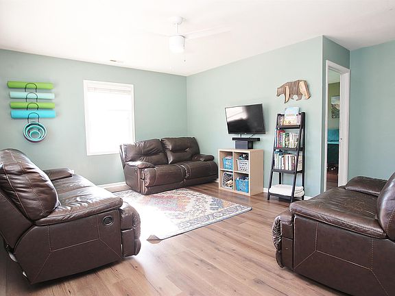 2nd image of 1404 Town St