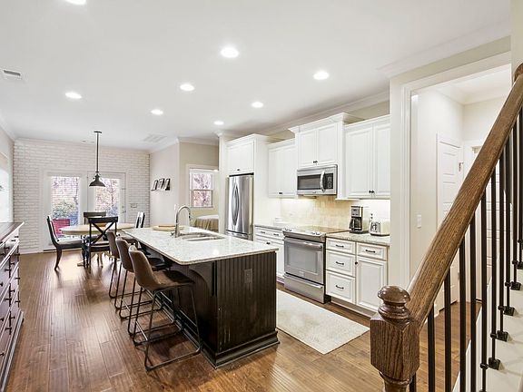 3rd image of 1584 Hampshire Pl