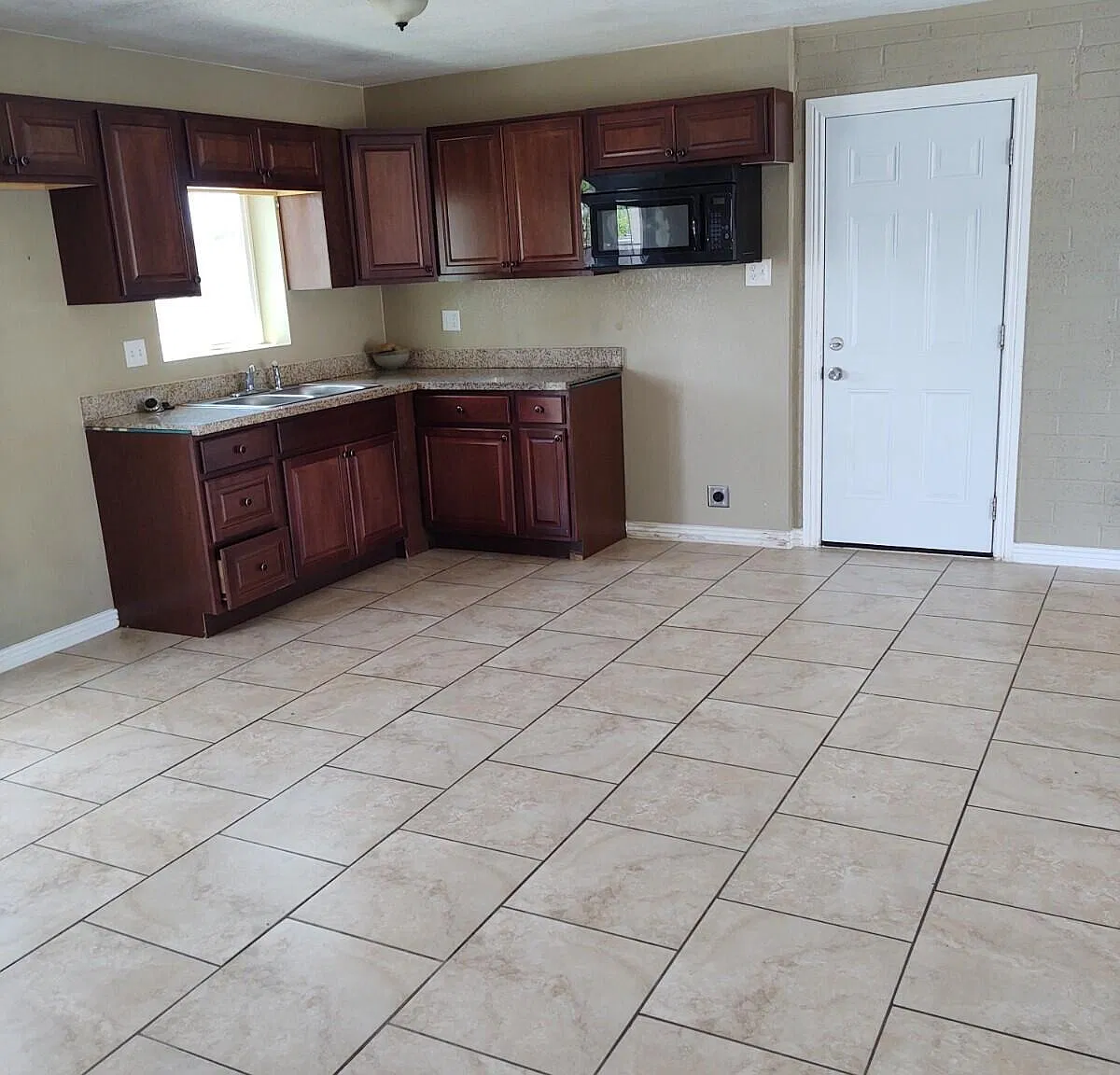 3 bed, 1.5 bath, 1120 sqft, $1,650 — Photo 3