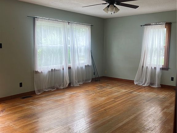 3rd image of 414 Sutherland Ave