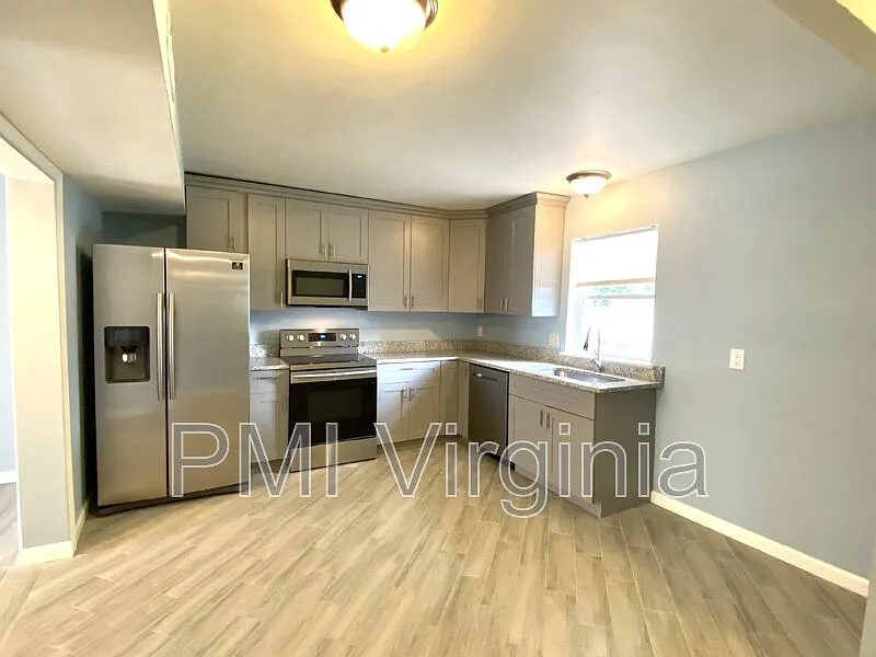 3 bed, 1.5 bath, 1400 sqft, $1,800 — Photo 3