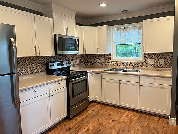3rd image of 179 Lynn Ln