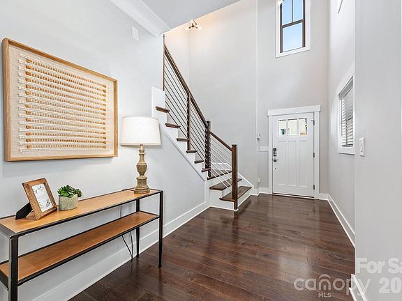 4th image of 241 Coxe Ave