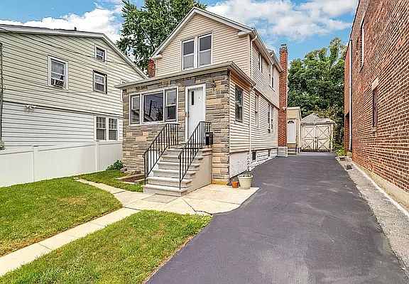3rd image of 452 Quincy Ave