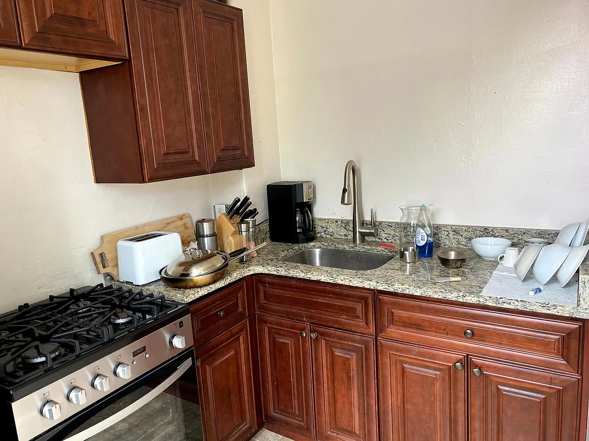 Building Photo - 2227 Catharine St #3