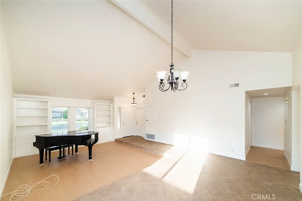 4 bed, 1900 sqft, $4,950 — Photo 2