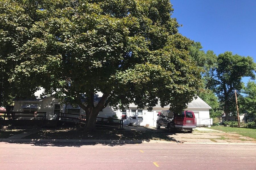 1st image of 401 4th Ave N