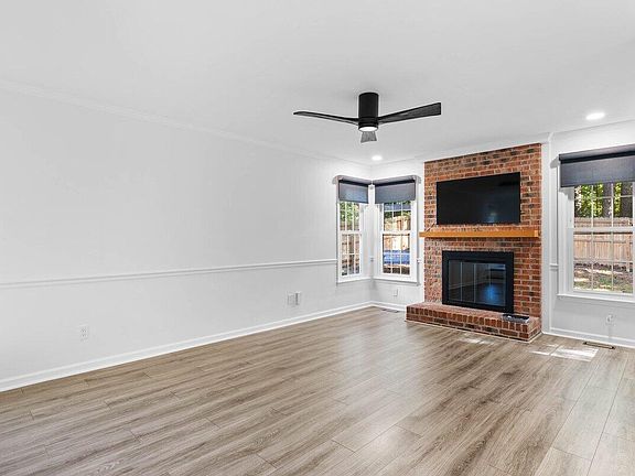4th image of 1003 Woodbriar St