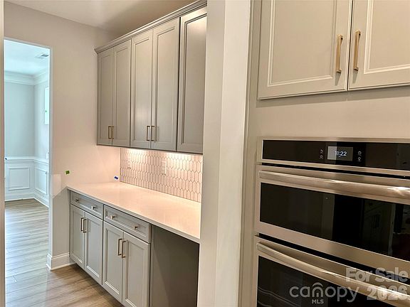 3rd image of 111 Summerhill Dr
