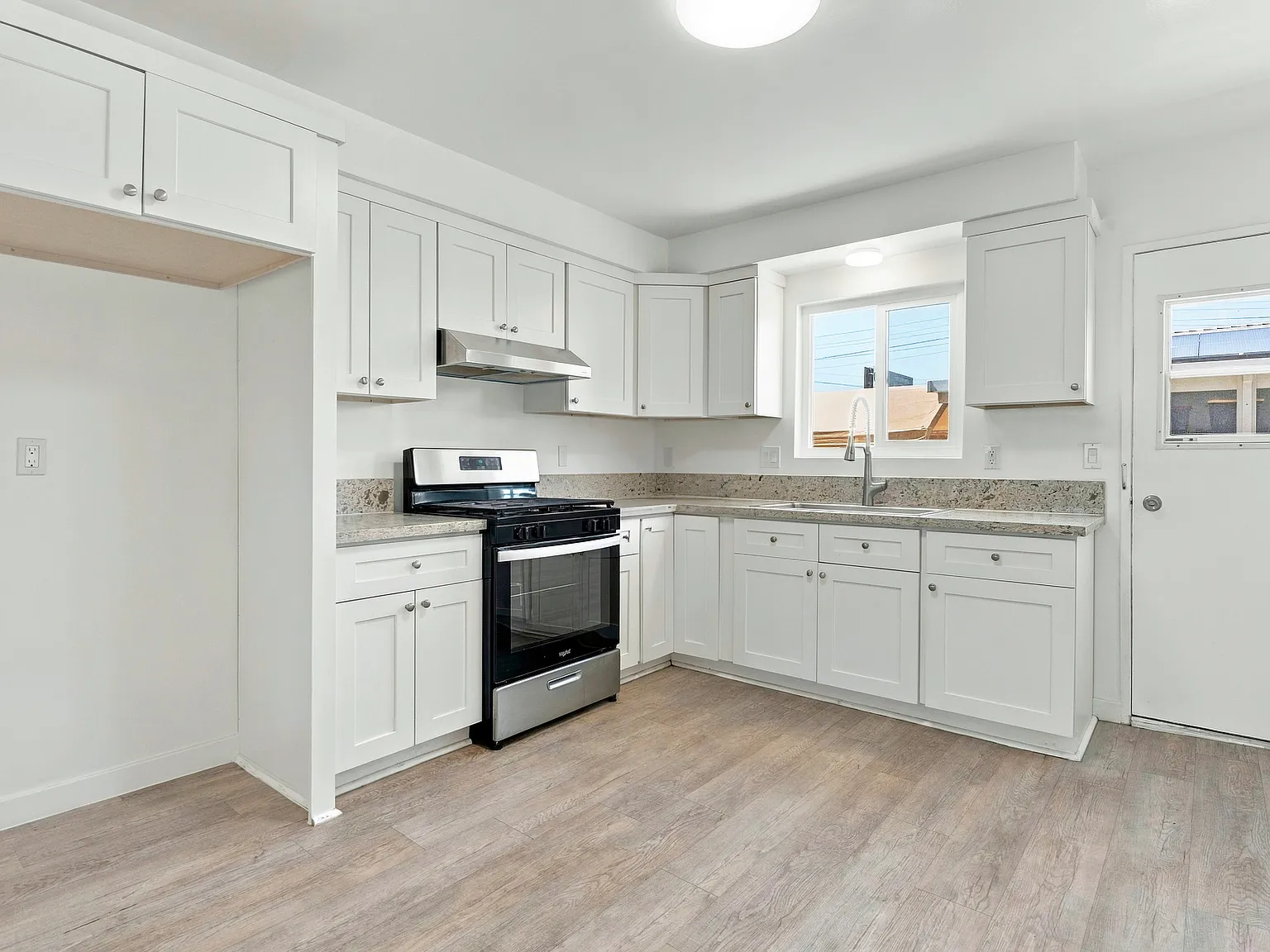 2 bed, 1052 sqft, $2,600 — Photo 2