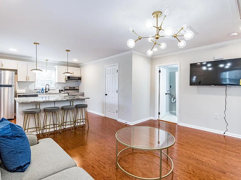 110 Jordan Ln — Photo 6