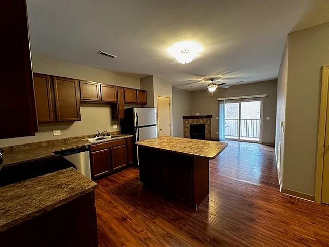 3 bed, 1325 sqft, $2,700 — Photo 2