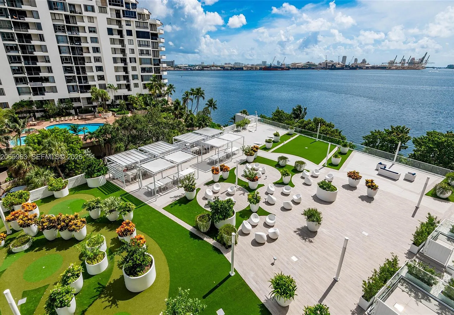 Isola Condo — Photo 1