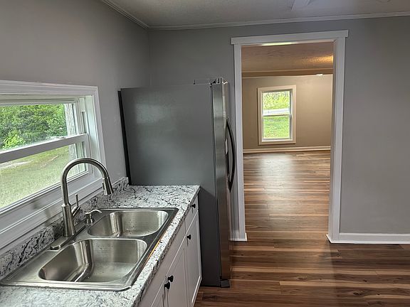 5th image of 782 Hillsboro St